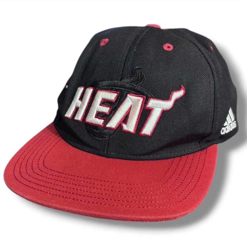 ADIDAS Youth Black & Red Miami Heat Flat Bill Snapback